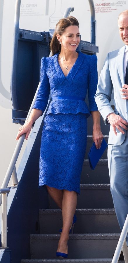 Kate Middleton穿蓝裙踩Emmy London蓝色细高跟腿部线条优美(13/16)
