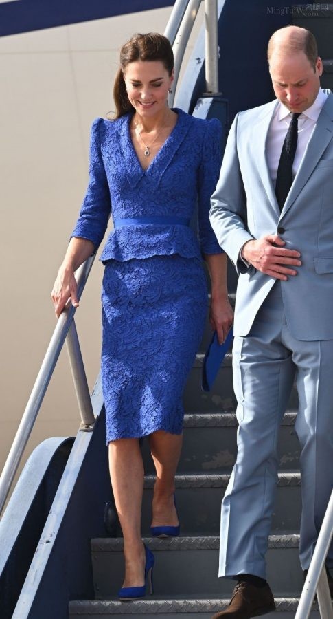 Kate Middleton穿蓝裙踩Emmy London蓝色细高跟腿部线条优美(14/16)