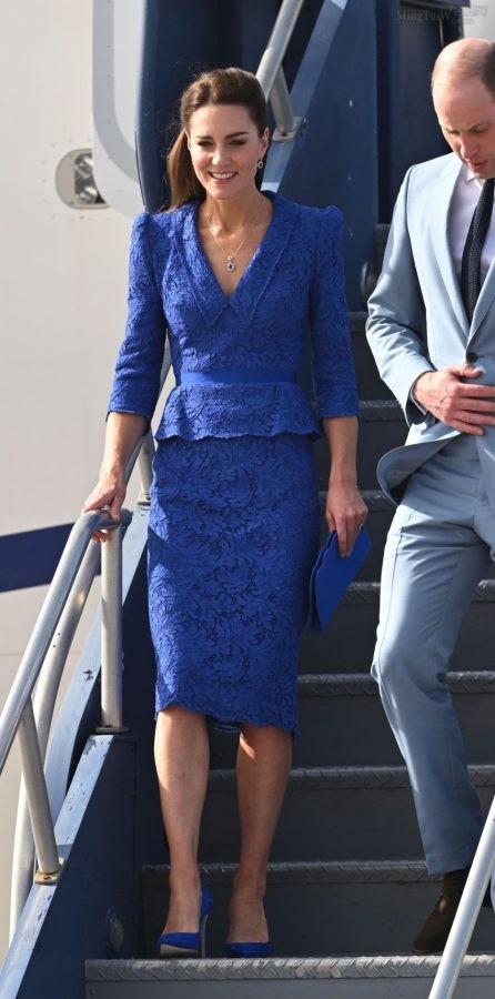 Kate Middleton穿蓝裙踩Emmy London蓝色细高跟腿部线条优美（第15张/共16张）