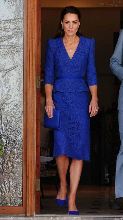 Kate Middleton穿蓝裙踩Emmy London蓝色细高跟腿部线条优美(2/16)