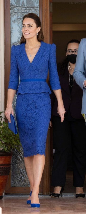 Kate Middleton穿蓝裙踩Emmy London蓝色细高跟腿部线条优美(3/16)
