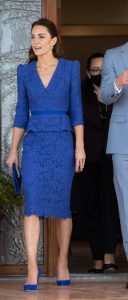 Kate Middleton穿蓝裙踩Emmy London蓝色细高跟腿部线条优美