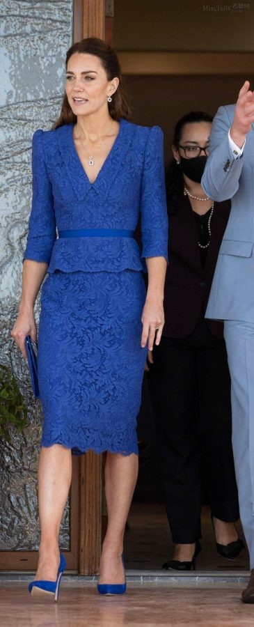 Kate Middleton穿蓝裙踩Emmy London蓝色细高跟腿部线条优美（第5张/共16张）