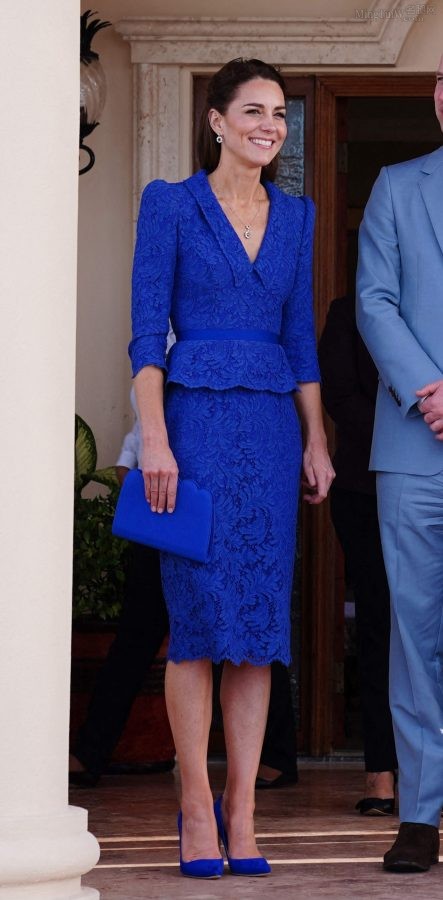 Kate Middleton穿蓝裙踩Emmy London蓝色细高跟腿部线条优美(6/16)