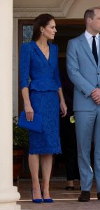 Kate Middleton穿蓝裙踩Emmy London蓝色细高跟腿部线条优美
