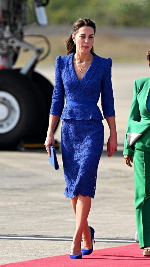 Kate Middleton穿蓝裙踩Emmy London蓝色细高跟腿部线条优美(9/16)