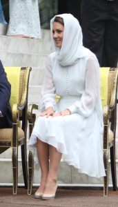 英国王妃Kate Middleton出访时脱掉高跟鞋露出肉丝脚