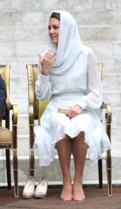 英国王妃Kate Middleton出访时脱掉高跟鞋露出肉丝脚