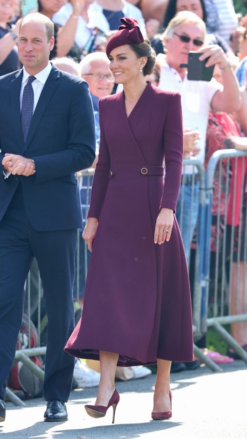这次时紫色的王妃Kate Middleton踩细高跟优雅现身（第1张/共5张）