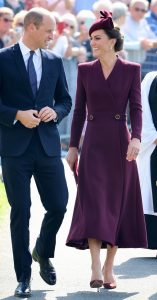 这次时紫色的王妃Kate Middleton踩细高跟优雅现身