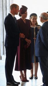 这次时紫色的王妃Kate Middleton踩细高跟优雅现身