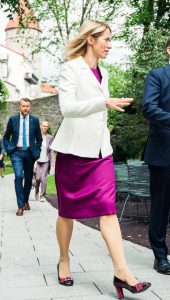 卡娅·卡拉斯穿一身优雅紫色连衣裙腿穿丝袜出席外事活动