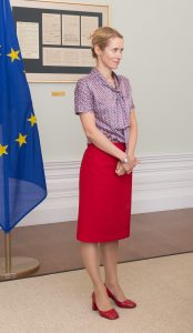 爱沙尼亚总理Kaja Kallas阳光下质感有光泽的肉色丝袜