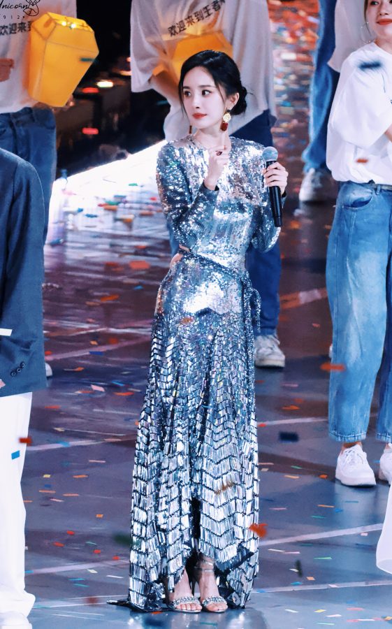 杨幂身着银色亮片长裙，美足穿凉高跟鞋拍摄靓照(19/24)