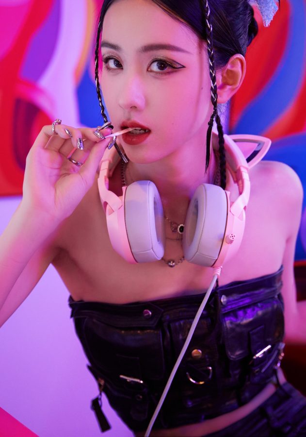 爱吃棒棒糖的电竞女孩陈都灵光脚丫玩英雄联盟手游(2/5)