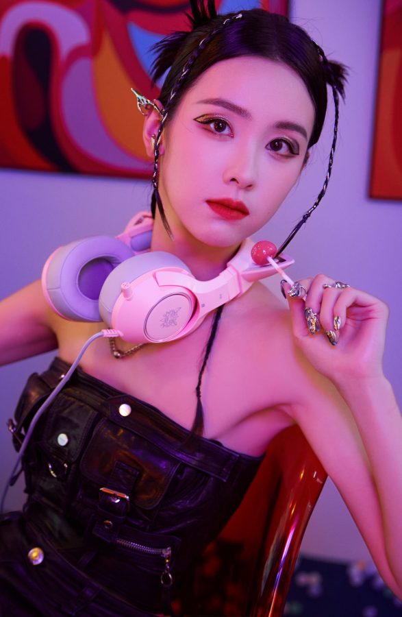 爱吃棒棒糖的电竞女孩陈都灵光脚丫玩英雄联盟手游(3/5)