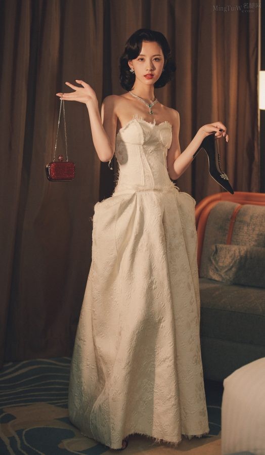 Chen Duling has big wavy red lips and a retro style of a wealthy daughter, with a pair of jade feet trying on various high heels(5/5)