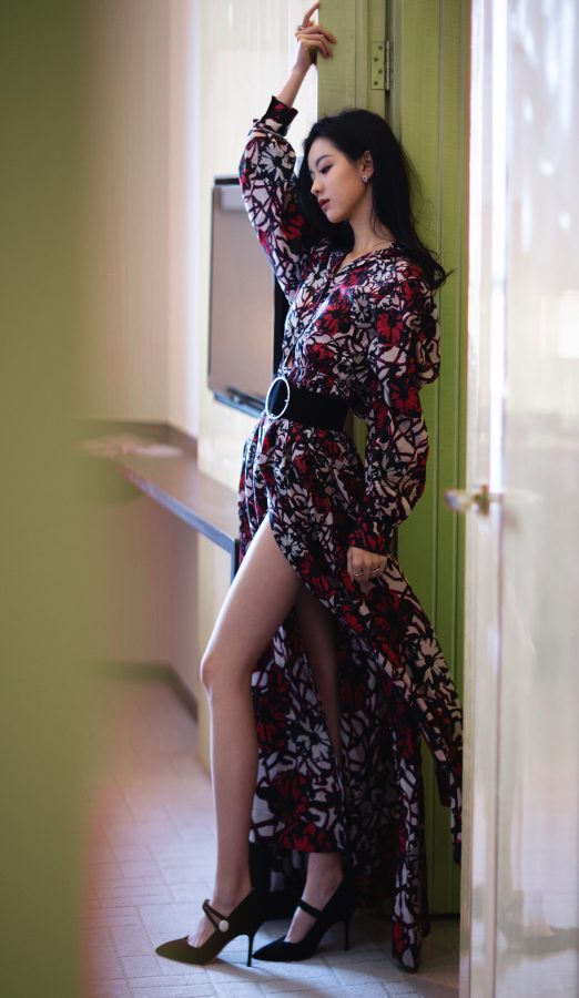 女明星陈都灵身穿高开叉裙露出一条修长美腿(1/8)