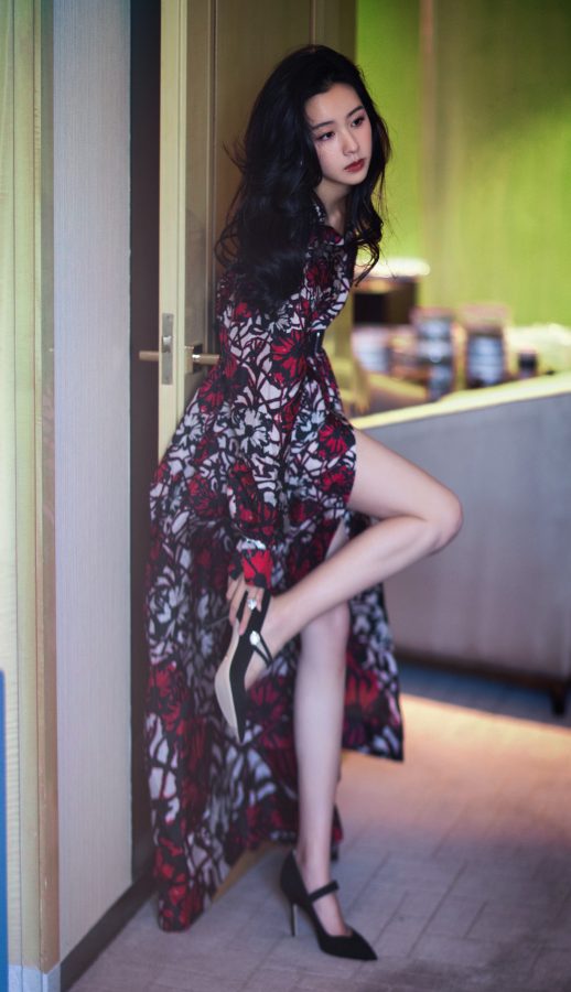 女明星陈都灵身穿高开叉裙露出一条修长美腿(2/8)