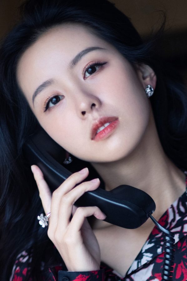 女明星陈都灵身穿高开叉裙露出一条修长美腿(5/8)