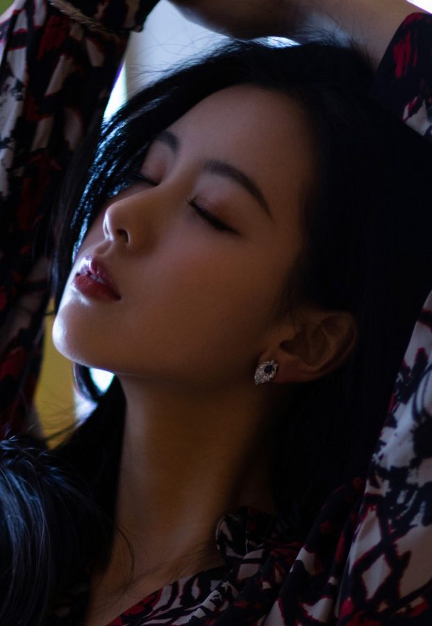 女明星陈都灵身穿高开叉裙露出一条修长美腿(8/8)