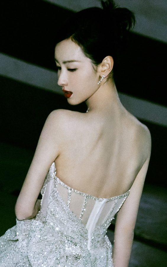 Chen Duling takes a photo in the underground parking lot, wearing a backless slit skirt to show off her slender legs(3/3)