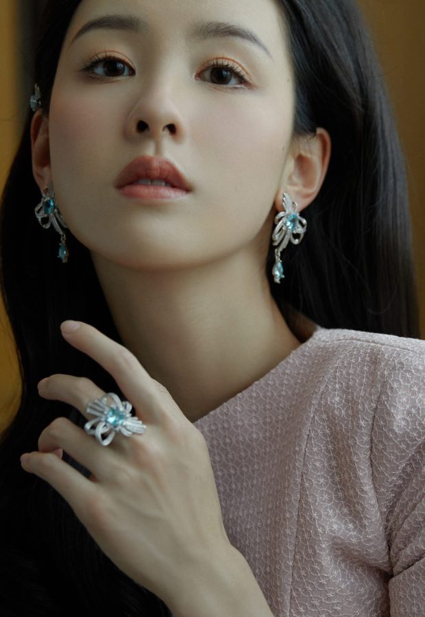 兰芝中国品牌大使陈都灵美腿穿漆皮白高跟出席代言活动(4/8)