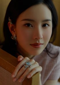 兰芝中国品牌大使陈都灵美腿穿漆皮白高跟出席代言活动