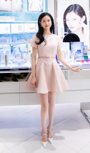 兰芝中国品牌大使陈都灵美腿穿漆皮白高跟出席代言活动