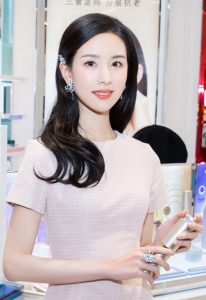 兰芝中国品牌大使陈都灵美腿穿漆皮白高跟出席代言活动