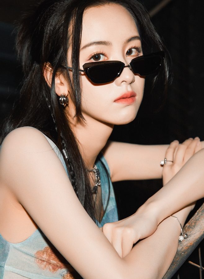 陈都灵穿包臀裙美腿配长靴助阵英雄联盟明星表演赛(5/7)