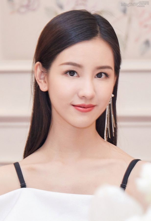 陈都灵气质优雅小黑裙下展现纤细的细腿(2/2)