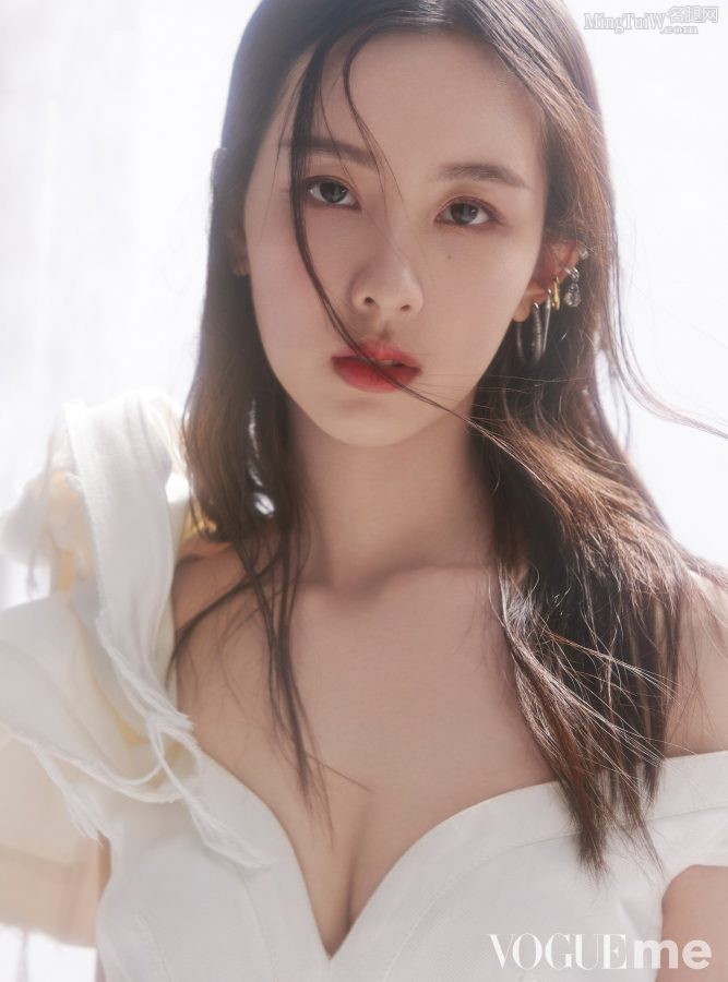 陈都灵白色纯美写真大秀事业线(1/4)
