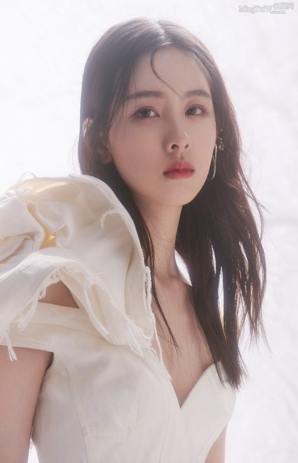 陈都灵白色纯美写真大秀事业线(2/4)