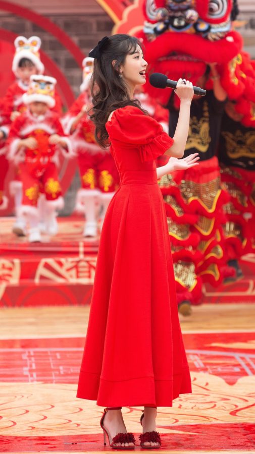 陈都灵一身喜庆红色装扮露出可爱小脚丫(2/7)