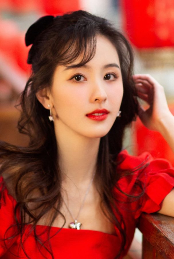 陈都灵一身喜庆红色装扮露出可爱小脚丫(5/7)