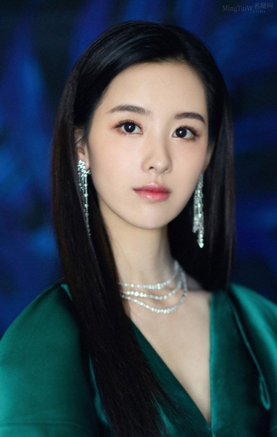年轻御姐陈都灵细美玉腿踩高跟高级感十足(3/5)