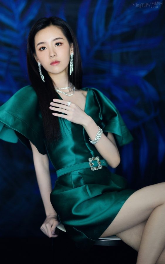 年轻御姐陈都灵细美玉腿踩高跟高级感十足(4/5)