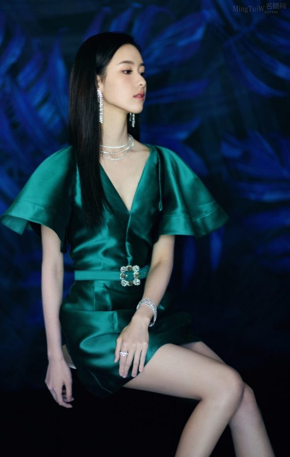 年轻御姐陈都灵细美玉腿踩高跟高级感十足(5/5)