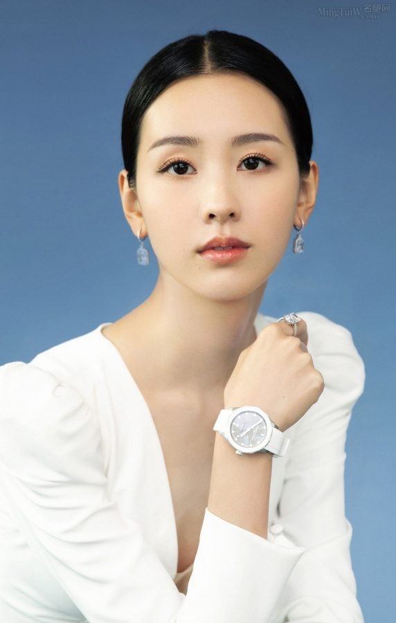 窈窕淑女陈都灵修身深V裙白皙美足纯美写真(4/4)