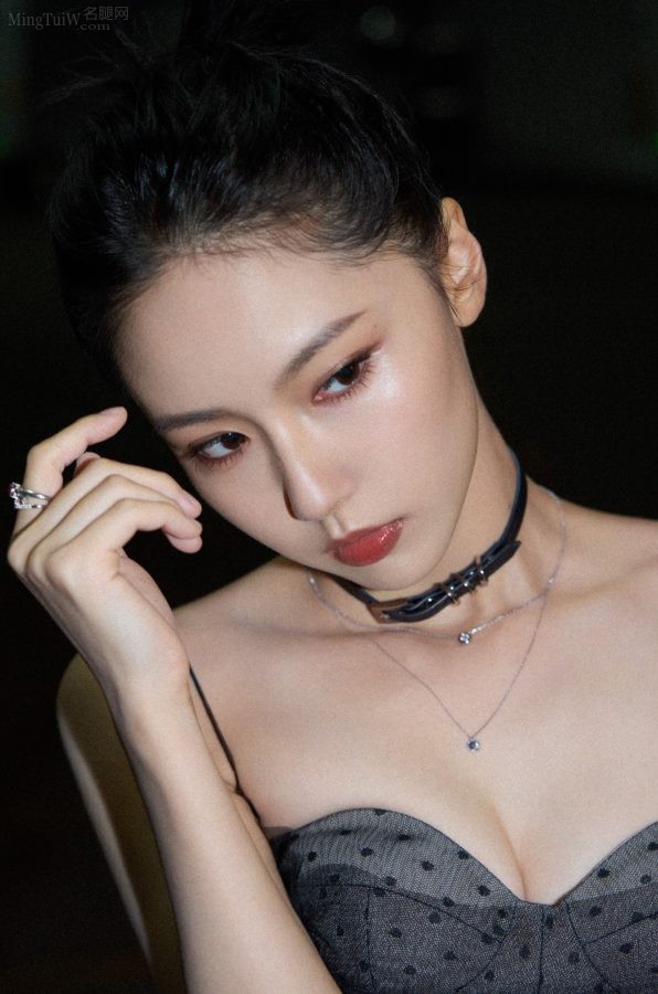成果穿吊带低胸纱裙给你来点性感(3/5)