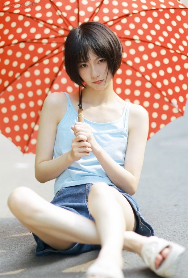 The beauty has beautiful legs that are white under the sun(1/3)