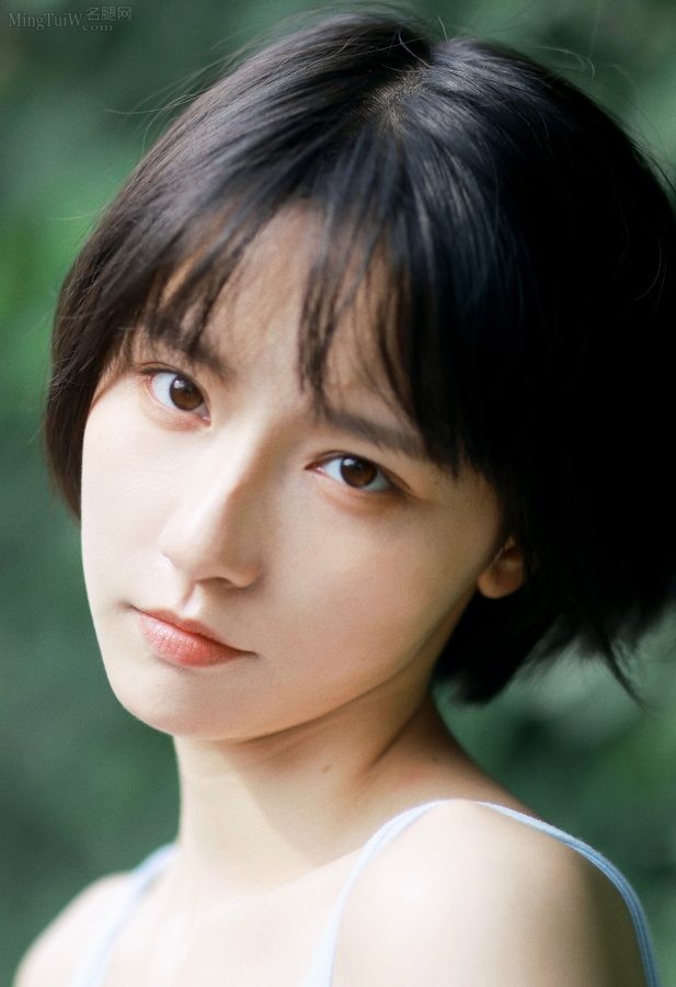 美女成果阳光下白白的美腿(2/3)