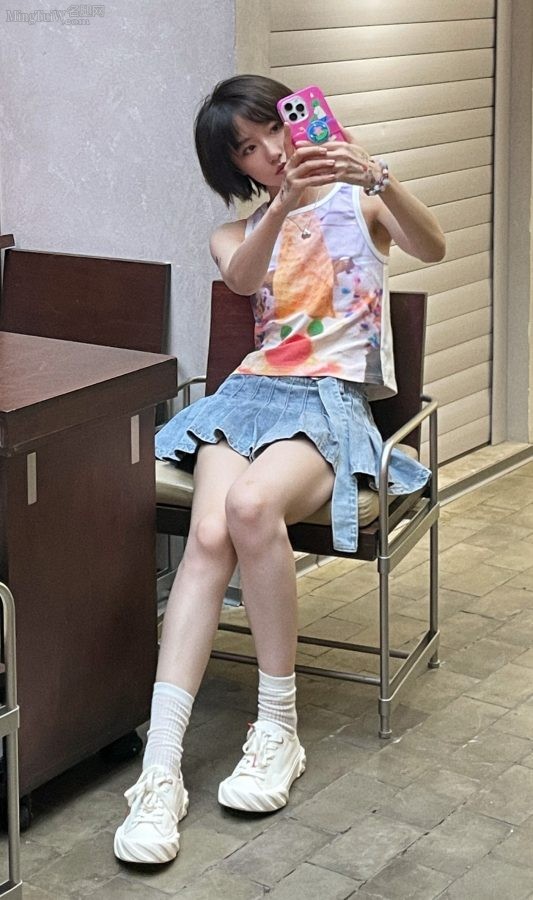 少女成果牛仔裙下年轻的美腿(1/3)