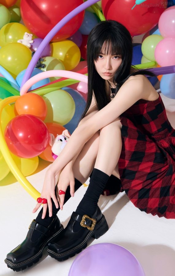 《YOURS此刻》成果丝袜玉腿多彩写真(2/7)