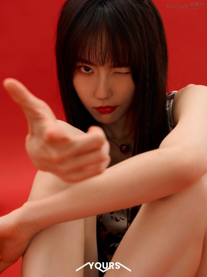 《YOURS此刻》成果丝袜玉腿多彩写真(7/7)