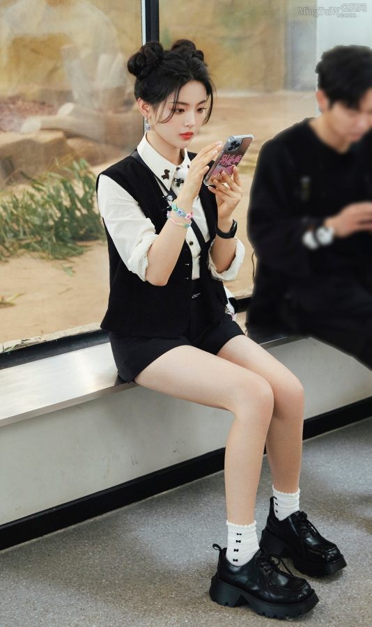 杨超越丸子头造型美腿光滑(1/4)