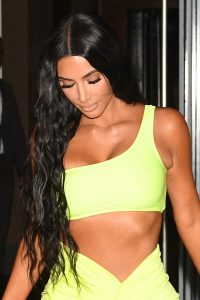 Kim Kardashian穿高开衩裙外出内裤也是绿色的