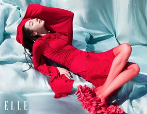 迪丽热巴为ELLE杂志拍摄纯洁缤纷大片，腿穿红丝袜姿态慵懒