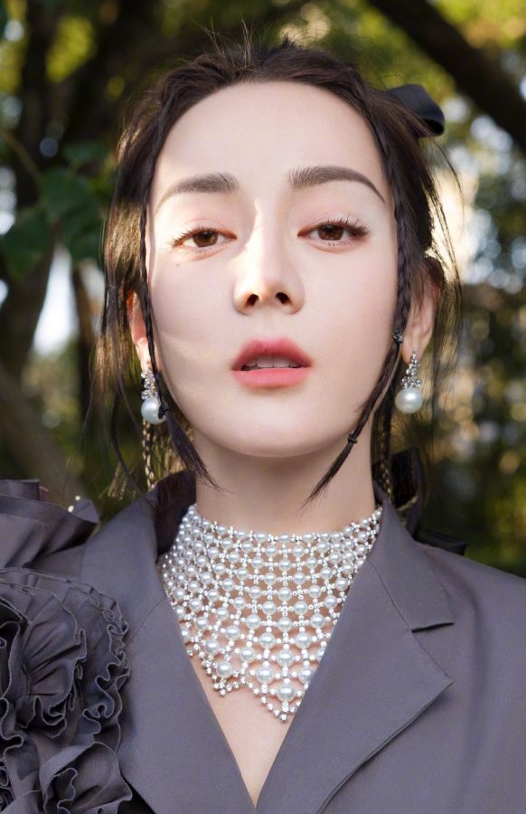 迪丽热巴为ELLE杂志拍摄纯洁缤纷大片，腿穿红丝袜姿态慵懒(10/10)